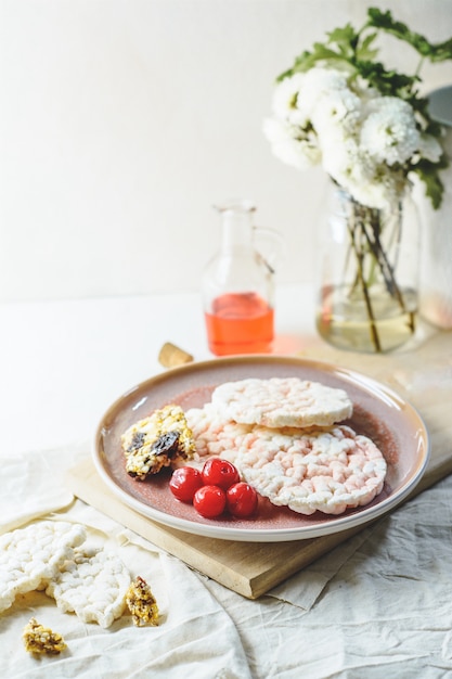 Šťavnaté jedlo v útulnej kuchyni